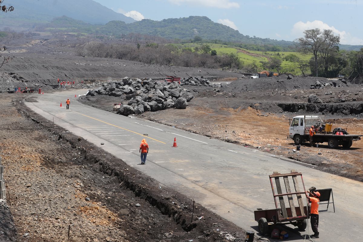 La RN-14 fue habilitada, pero los trabajos de reparación aún no se terminan.(Prensa Libre: Estuardo Paredes)