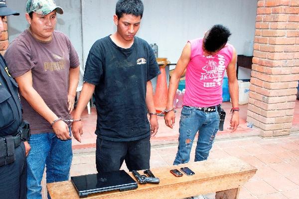 Detenidos presuntos asaltantes.