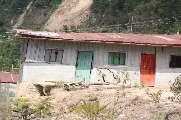Una casa  se ha agrietado como consecuencia de la falla geológica que pasa por Santa Catarina Ixtahuacán.
