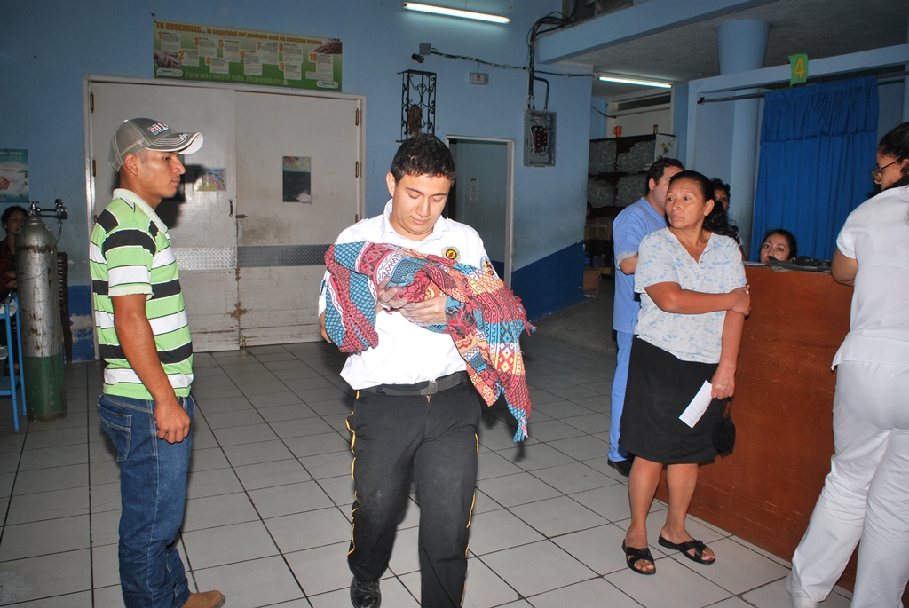 Socorrista ingresa a la menor al Hospital Regional de Zacapa. (Foto Prensa Libre: Jorge Tizol).