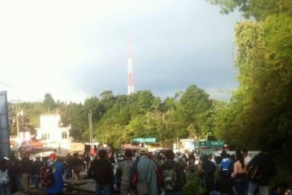 Docentes protestan en el kilómetro 130 de la ruta a las Verapaces. (Foto Prensa Libre: Eduardo Sam) <br _mce_bogus="1"/>