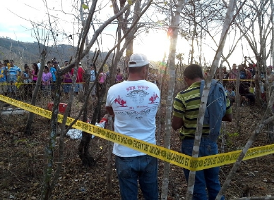 La policía  acordonó el lugar donde fue encontrado Oscar Leonel Pérez. (Foto Prensa Libre: Héctor Contreras)