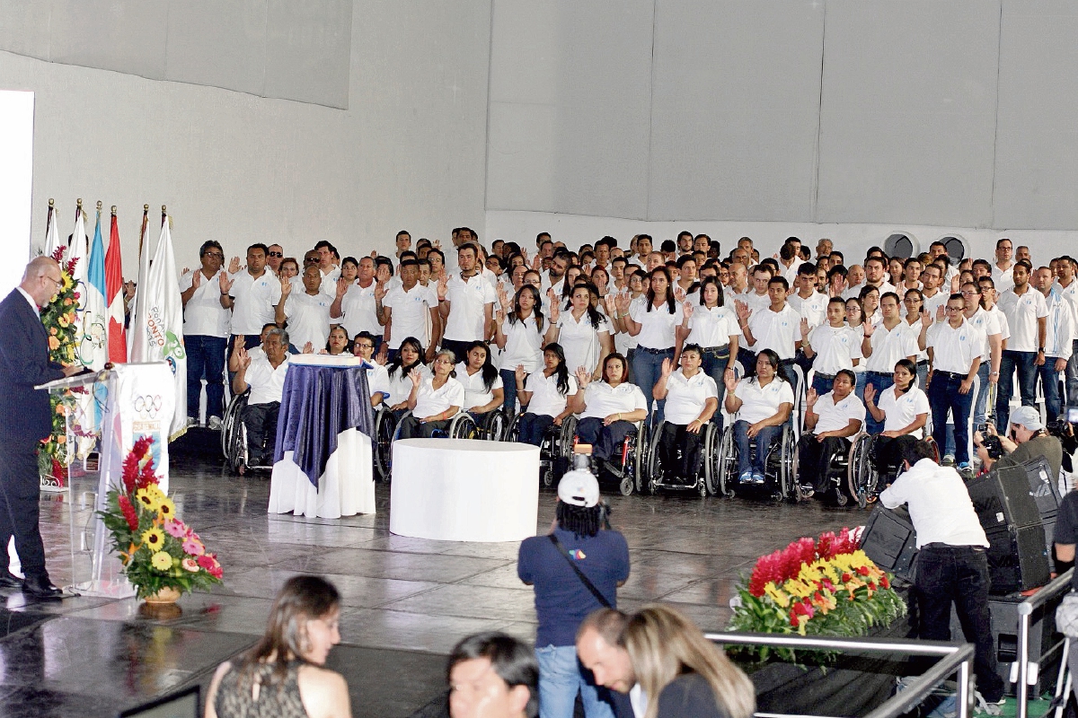 En la juramentación, la delegación usó camisa polo blanca y pantalón de lona azul, pese a que se tenía planificado que llegaran con el pants oficial de Toronto. (Foto Prensa Libre: Francisco Sánchez.)