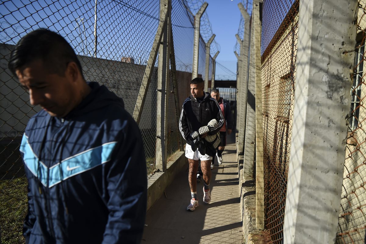 El rugby es un escape para decenas de presos de una cárcel en Argentina. (Foto Prensa Libre: AFP).