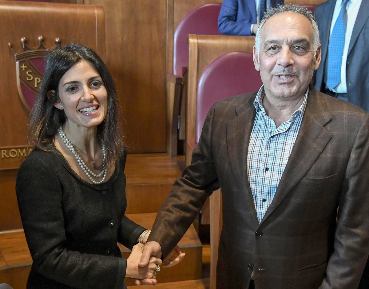 El presidente de la Roma, James Pallotta, saluda a la alcaldesa de Roma, Virginia Raggi. (Foto Prensa Libre: EFE)