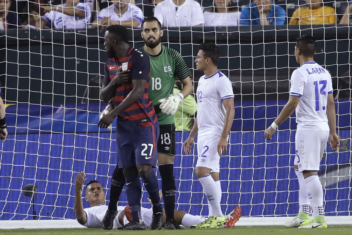 Jozy Altidore reacciona luego de la mordida de Henry Romero. (Foto Prensa Libre: AP)