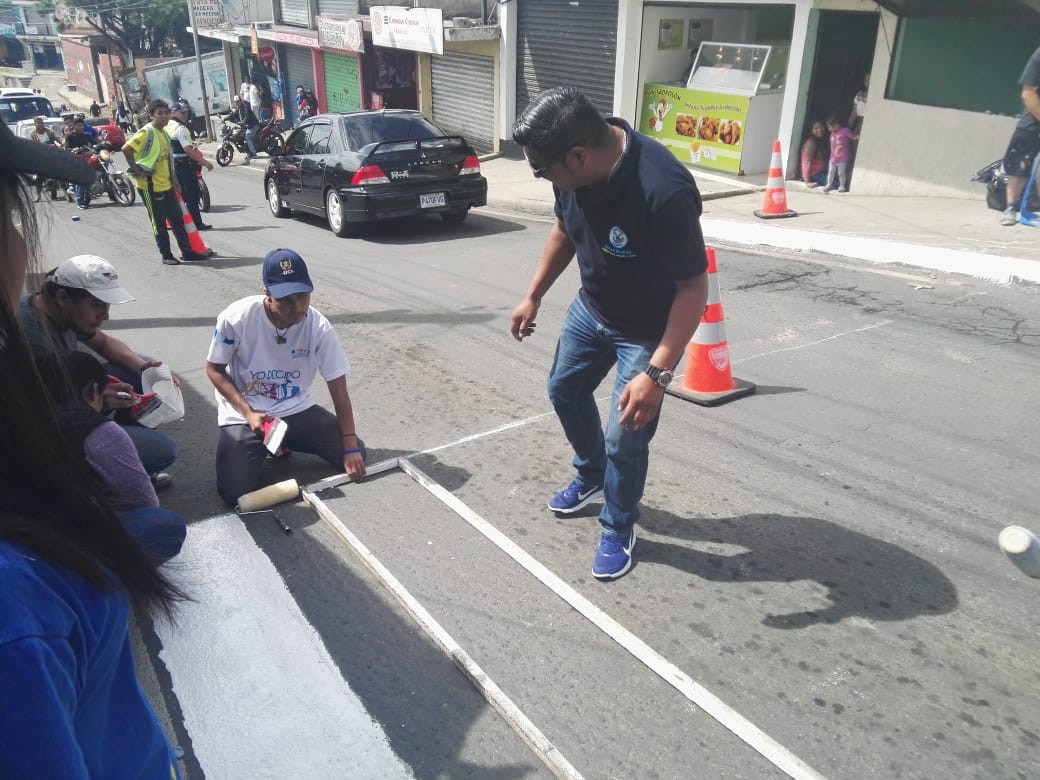 Jóvenes de Ciudad Peronia, Villa Nueva, pintan pasos peatonales en Ciudad Peronia, Villa Nueva, como parte del proyecto, Ponte a Raya. (Foto Prensa Libre: Cortesía Jóvenes Contra la Violencia)