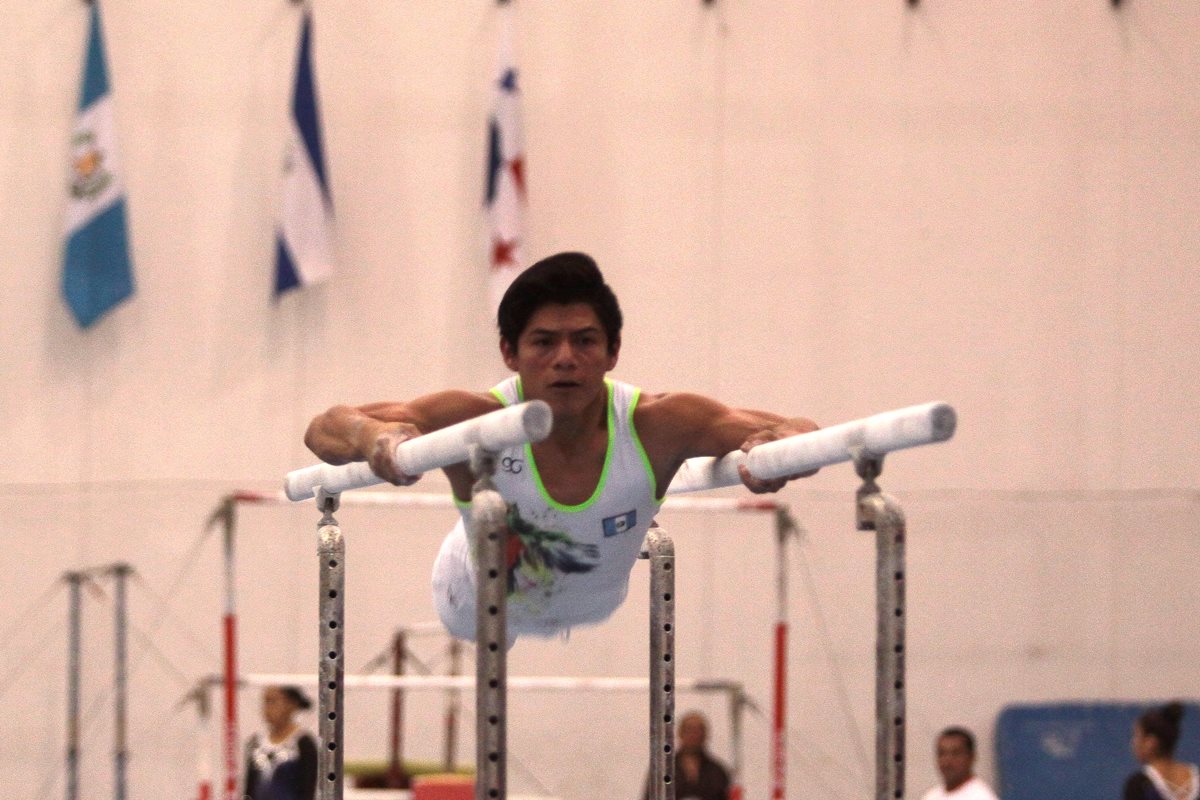 Jorge Vega durante su rutina en las barras. (Foto Prensa Libre: Jesús Cuque)