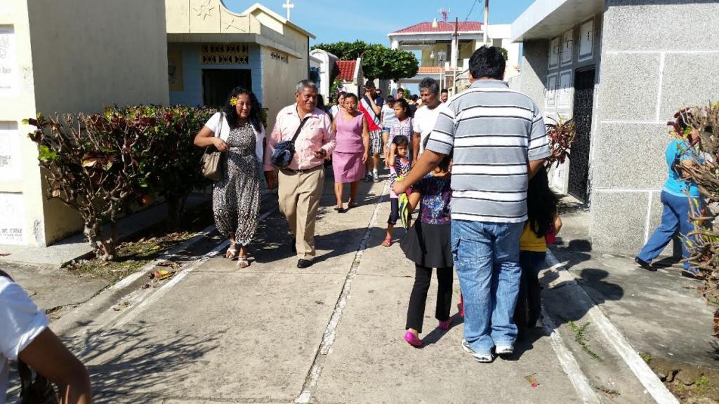 Masiva afluencia de visitantes al cementerio de Coatepeque. (Foto Prensa Libre: Alexánder Coyoy)