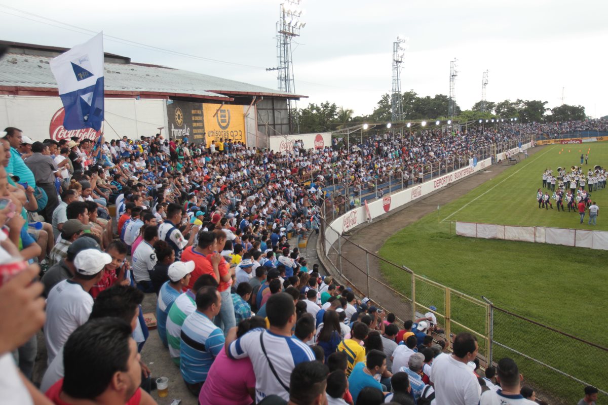 El domingo en el Carlos Salazar de Mazatenango, solo ingresarán aficionados de los venados. (Foto Prensa Libre: Hemeroteca PL)