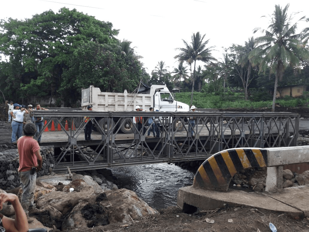 Un camión circula sobre el puente provisional instalado en el km 166 de la ruta al suroccidente. (Foto Prensa Libre: Cristian Icó)