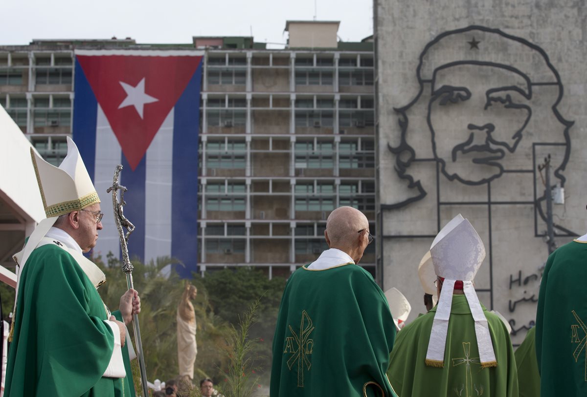 El Papa Francisco se dirige al altar para celebrar misa papal en Cuba. (Foto prensa Libre: AP)