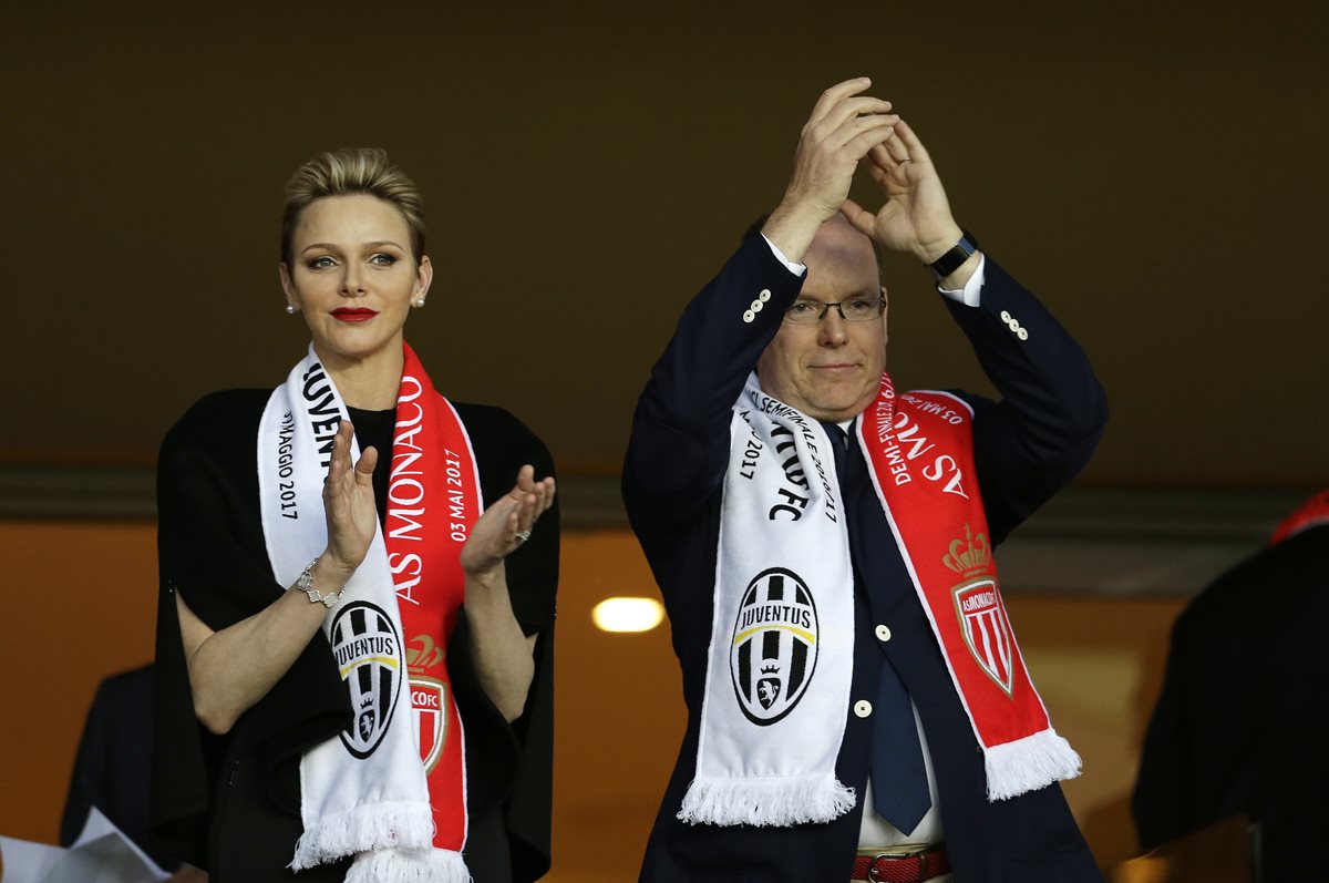 El principe Alberto II de Mónaco junto a su esposa la princesa Charlene durante el partido.