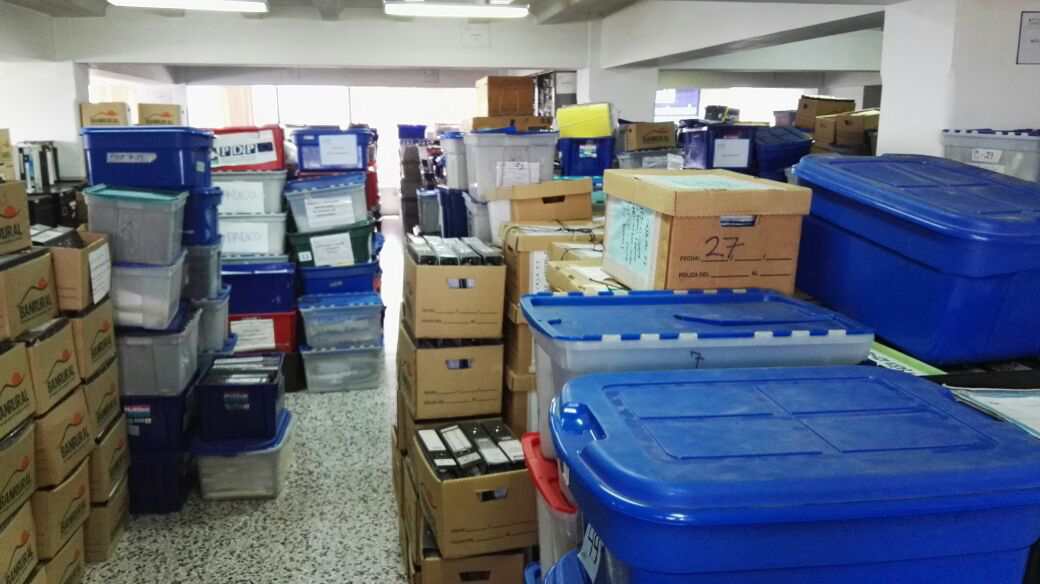Cientos de cajas con información se encuentran en las antiguas instalaciones del Fonapaz, donde se cree que están varios proyectos que quedaron inconclusos al cerrar este ente. (Foto Prensa Libre: Henry Pocasangre)