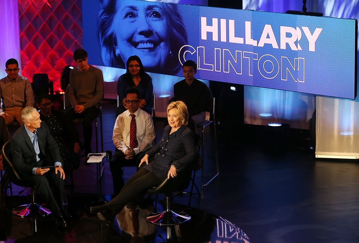 Clinton responde a preguntas de un auditorio latino. (Foto Prensa Libre: AP)