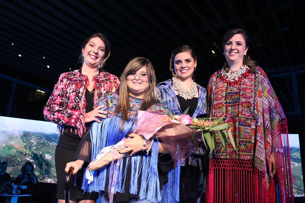 La diseñadora de modas Isabella Springmuhl diseñó 28 piezas que luego confeccionaron las estudiantes de Quetzaltenango del Programa Mujeres por Mujeres. (Foto, Prensa Libre: Cortesía Pepsico).