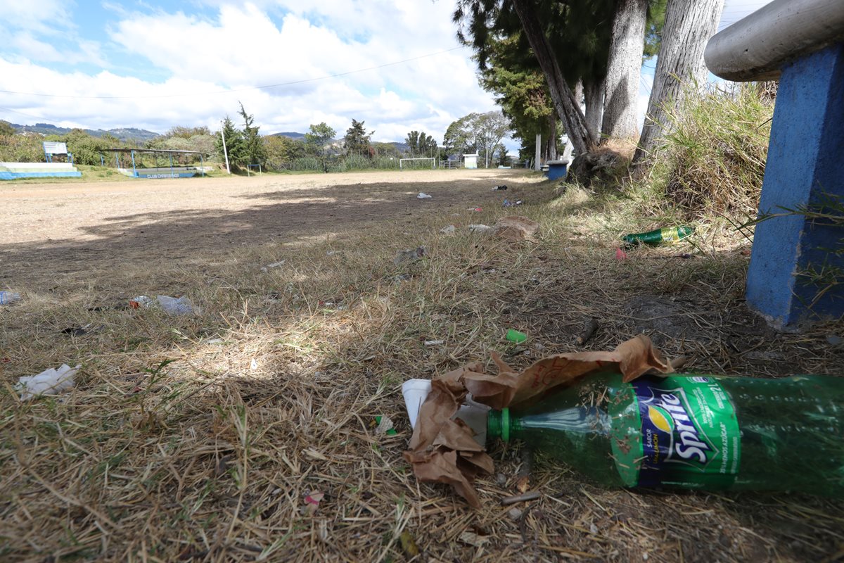 Campo de futbol en la colina San José Las Rosas sector 2, zona 6 de Mixco, necesita atención de las autoridades municipales. (Foto Prensa Libre: Estuardo Paredes)