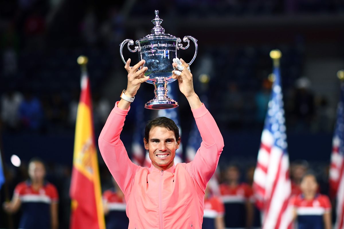 Nadal posa con su nueva conquista tras arrollar al sudafricano Anderson. (Foto Prensa Libre: AFP)