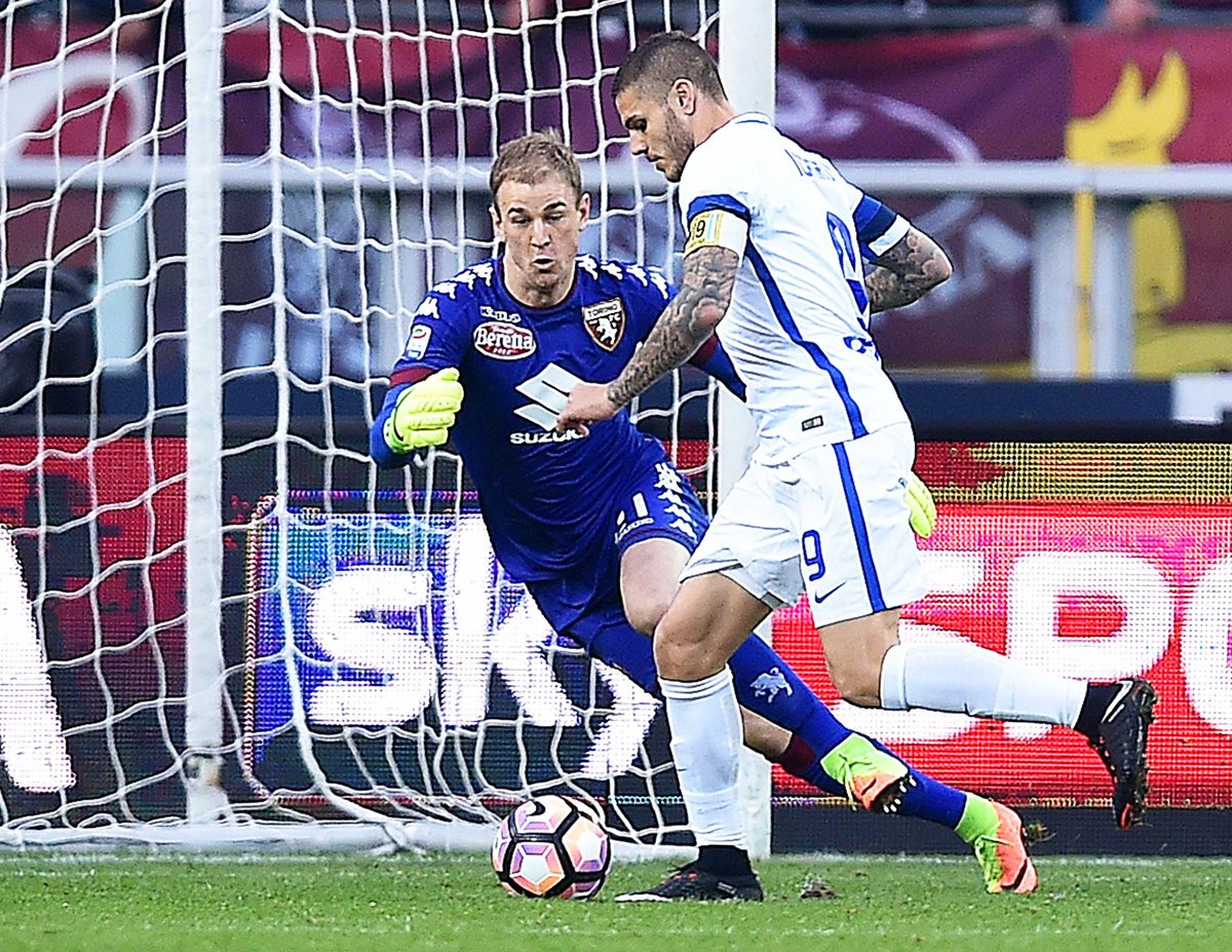 Joe Hart sale al encuentro de Mauricio Icardi durante el partido entre el Inter y el Torino. (Foto Prensa Libre: EFE)