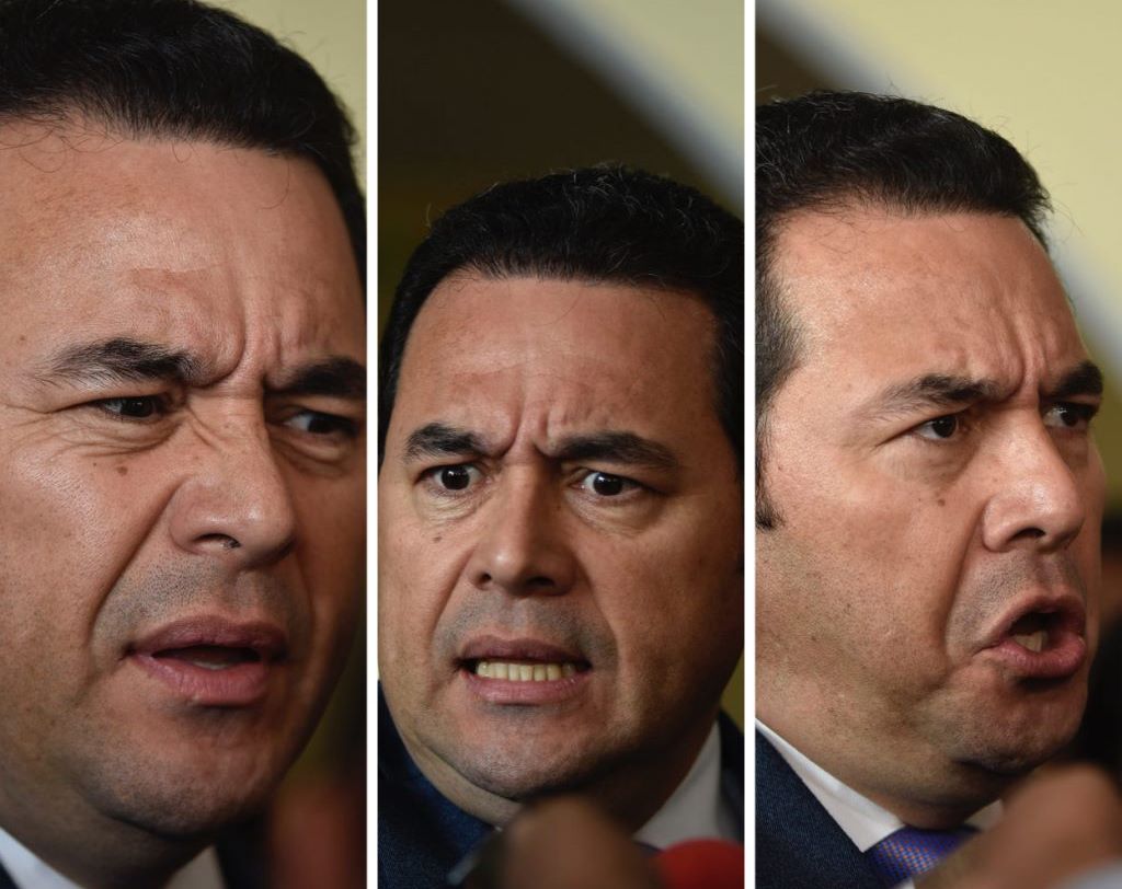 Gestos del presidente Jimmy Morales al cuestionarle sobre su reunión con diputados en la Casa Presidencial. (Fotos Prensa Libre: Estuardo Paredes).