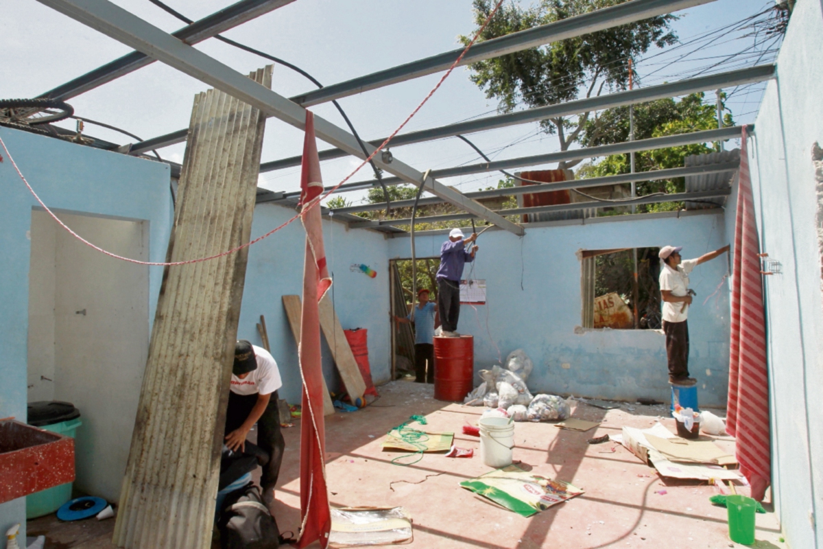 Como saben que no regresarán, afectados retiran láminas, puertas, balcones y ventanas de las viviendas, las cuales se han declarado inhabitables.