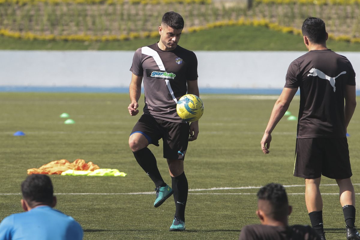 Maximiliano Lombardi (izquierda) llegó a Comunicaciones para reforzar el medio campo. (Foto: Norvin Mendoza)