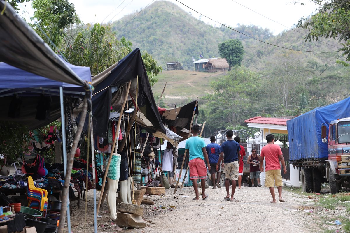 En Santa Cruz es común ver a beliceños hacer compras. Al fondo, en la cima del cerro, el destacamento militar de Belice. (Foto Prensa Libre: Érick Ávila)