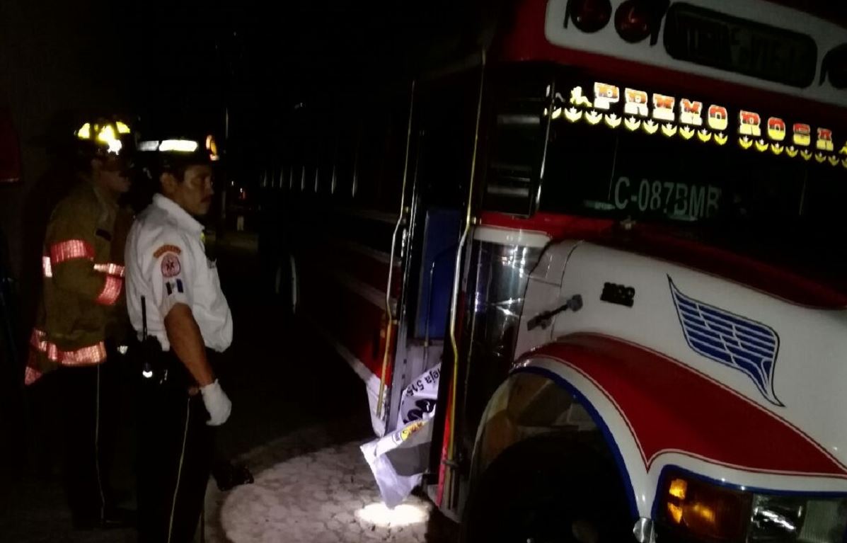 Bomberos Voluntarios acuden al lugar del ataque contra un piloto y su ayudante, en San Bartolomé Becerra, Antigua Guatemala, Sacatepéquez. (Foto Prensa Libre: Renato Melgar)