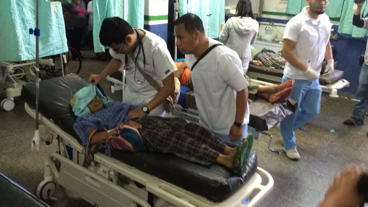 La mayoría de los agricultores caminó tres horas para recibir atención en el Hospital Regional de Cobán. (Foto Prensa Libre: Eduardo Sam).