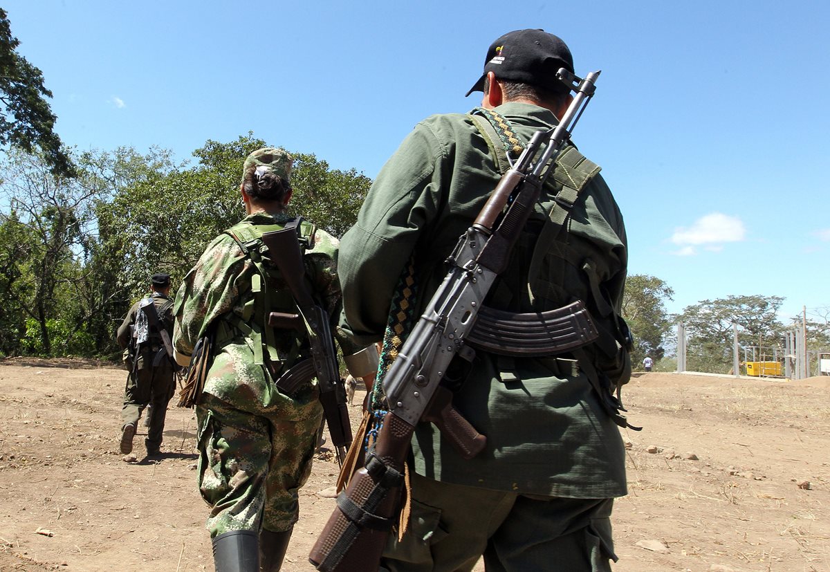 Guerrillero de las Farc se movilizan en Pondores, departamento de La Guajira,Colombia. (Foto Prensa Libre: EFE).