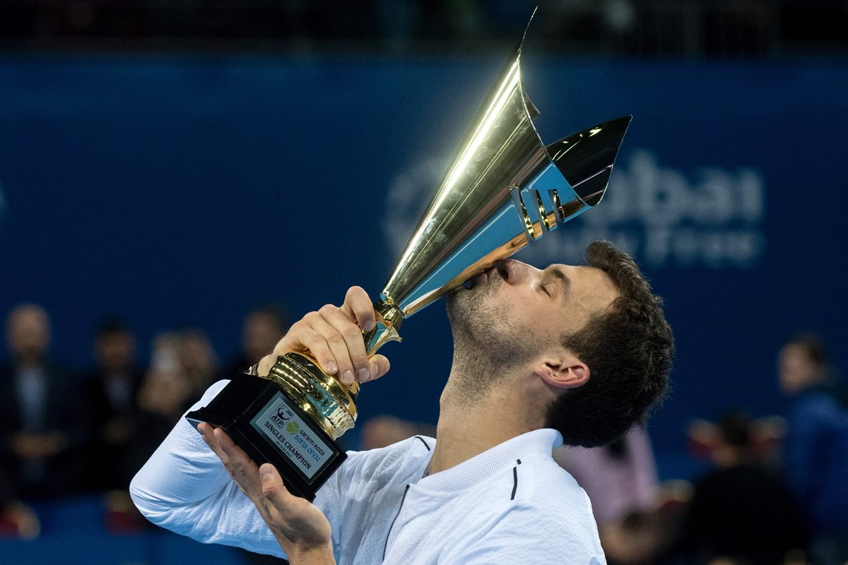 Grigor Dimitrov besa la copa al coronarse en Sofía. (Foto Prensa Libre: AFP)