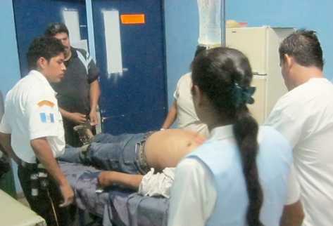 Uno de los heridos es inspeccionado en la emergencia del hospital de Tiquisate. (Foto Prensa Libre: Felipe Guzmán)