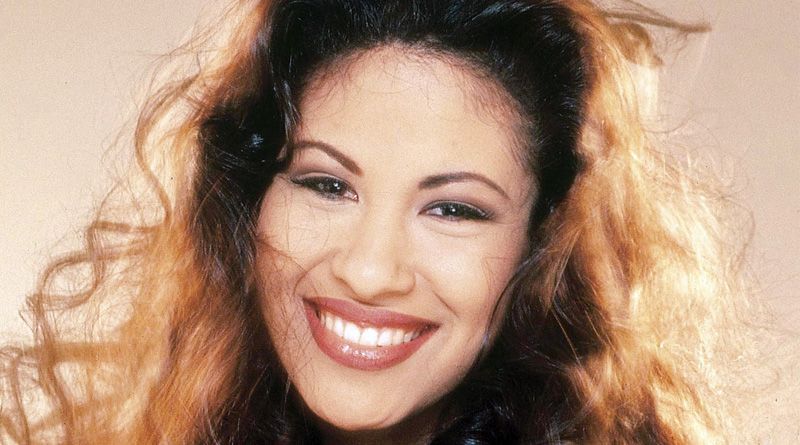 Selena Quintanilla inició su carrera a los 9 años junto a sus hermanos Suzette y Abraham Quintanilla III y grabó su primer álbum a los 12 años. (Foto prensa Libre: cdn2www.mundo.com)