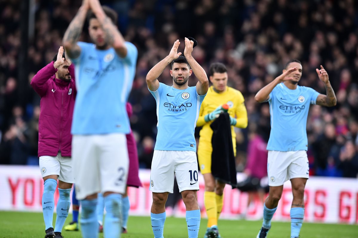 Jugadores del Manchester City agradecen al final del encuentro el apoyo de su afición. (Foto Prensa Libre: AFP)