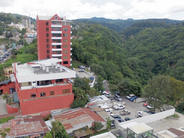 La parte de atrás del terreno es la que mayor temor genera en el personal del Ministerio de Ambiente, debido a que está en zona de alto riesgo. (Foto Prensa Libre: Álvaro Interiano)