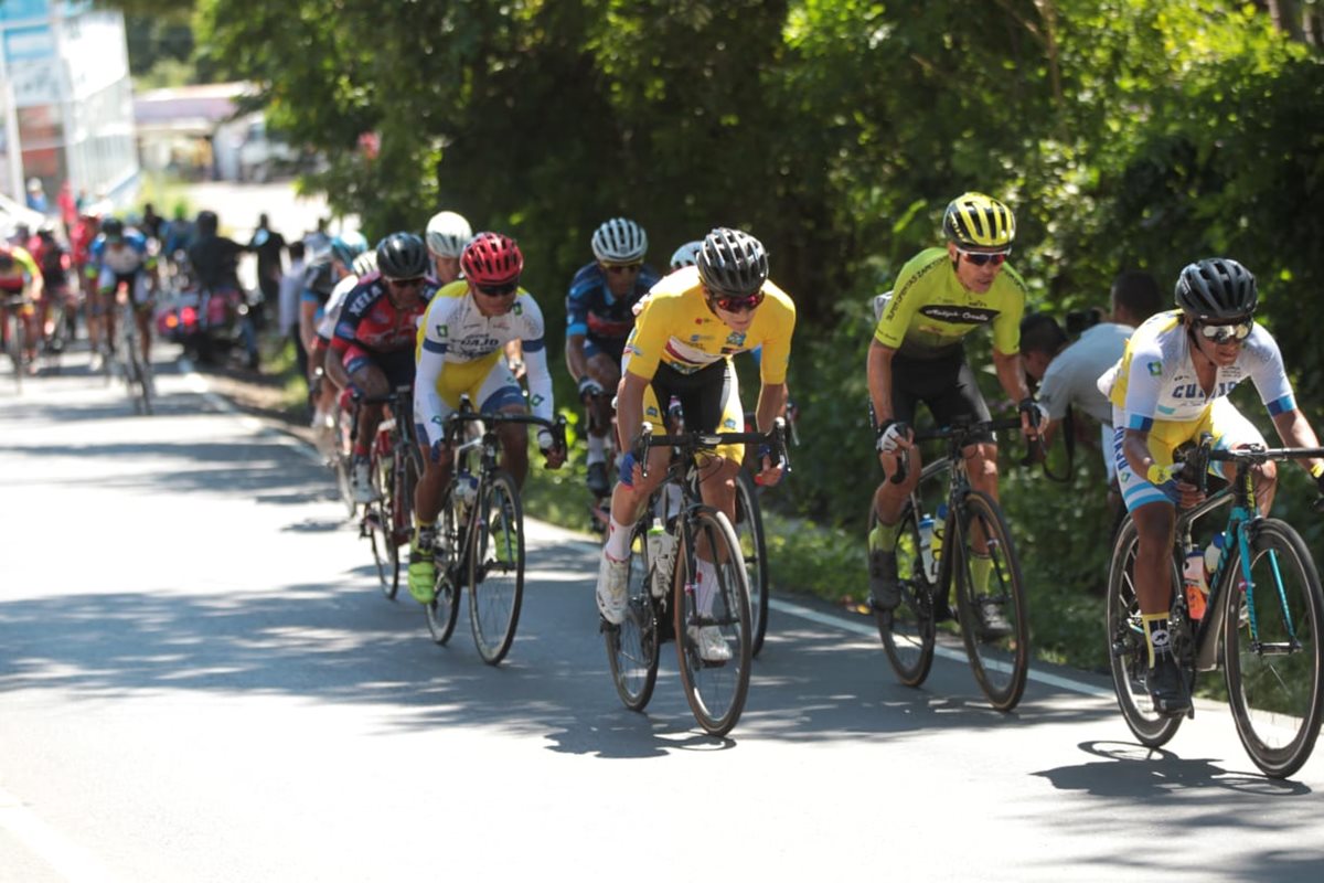 El ciclista peruano protegió el suéter de líder en la etapa entre Jalapa y El Progreso, Jutiapa. (Foto Prensa Libre: Norvin Mendoza)