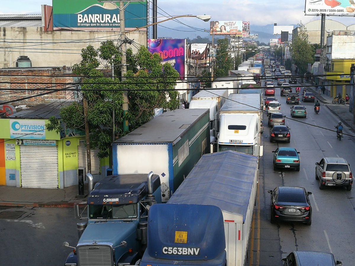 Por momentos el tráfico se detiene totalmente y esperan varios minutos para avanzar.