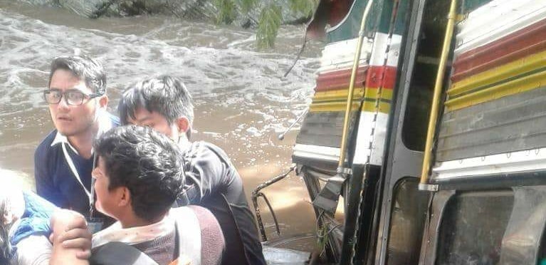 Al menos 20 personas resultaron heridas en el accidente de bus en San Miguel Ixtaguacán, San Marcos. (Fotos Cortesía CBMDEPTAL)