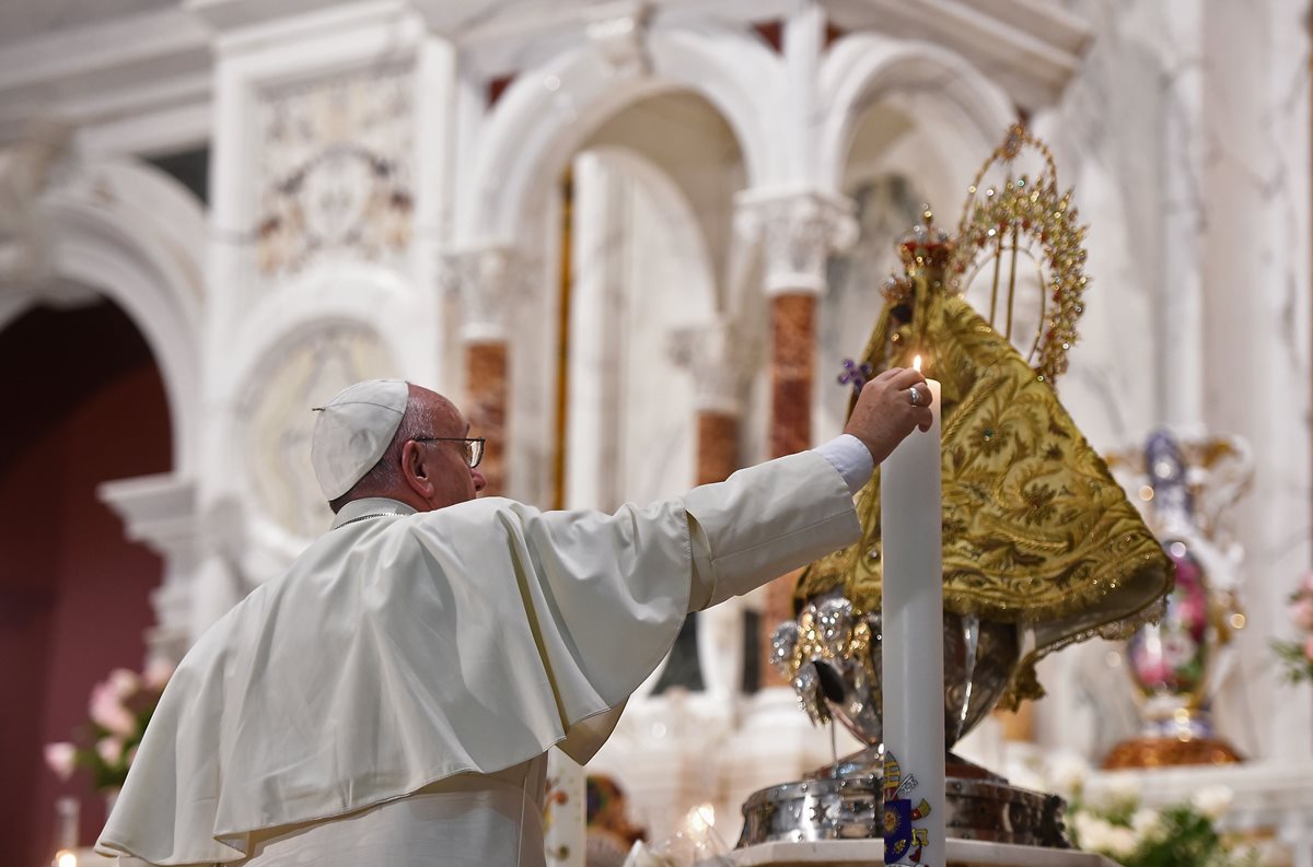 Francisco vivió un especial encuentro con la Virgen de la Caridad del Cobre, en Santiago, Cuba. (Foto Prensa Libre: AFP).