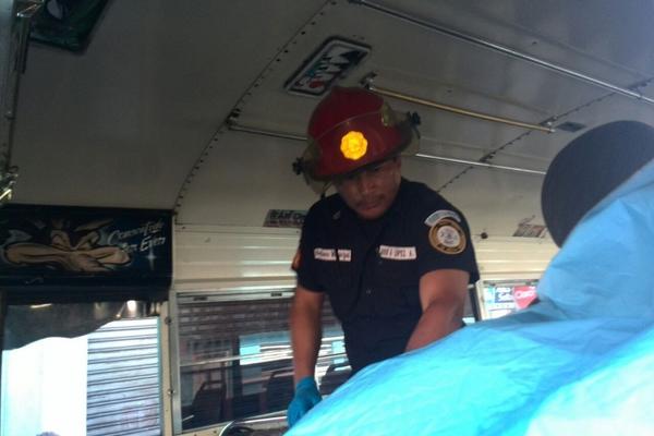 Un piloto de la ruta 37 fue asesinado por un pasajero en la zona 1. (Foto Prensa Libre: Cortesía Bomberos Municipales)