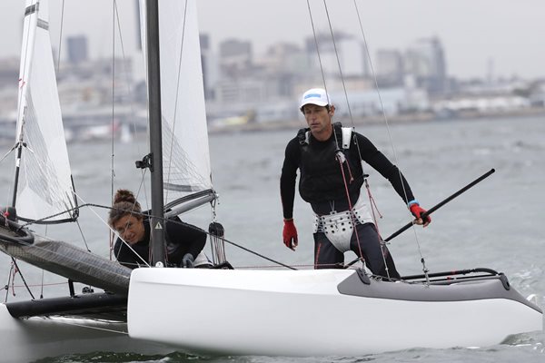 Los regatistas argentinos Santiago Lange y Cecilia Carranza, que compiten en la categoría Nacra17,en uno de sus entrenamientos (Foto Prensa Libre: EFE)