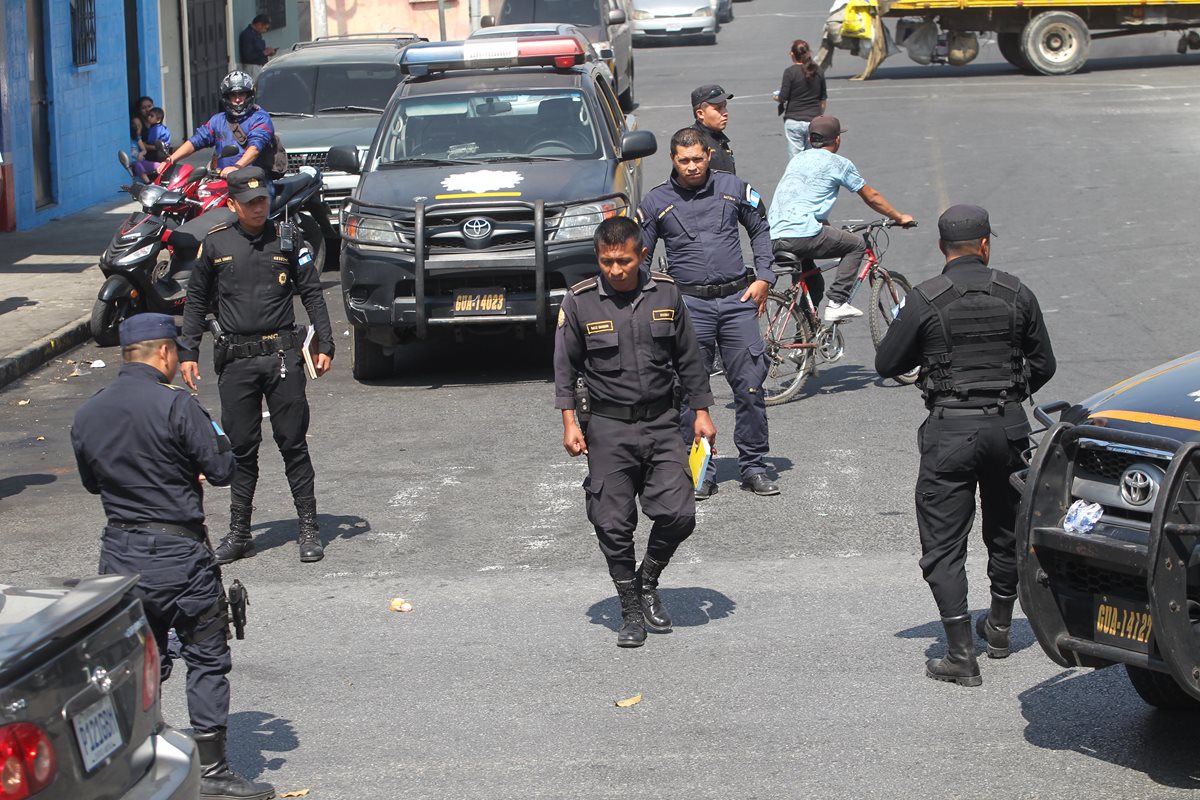 Agentes revisan evidencias en el lugar donde fue herido un adolescente sospechoso de robo.(Foto Prensa Libre:Érick Ávila)