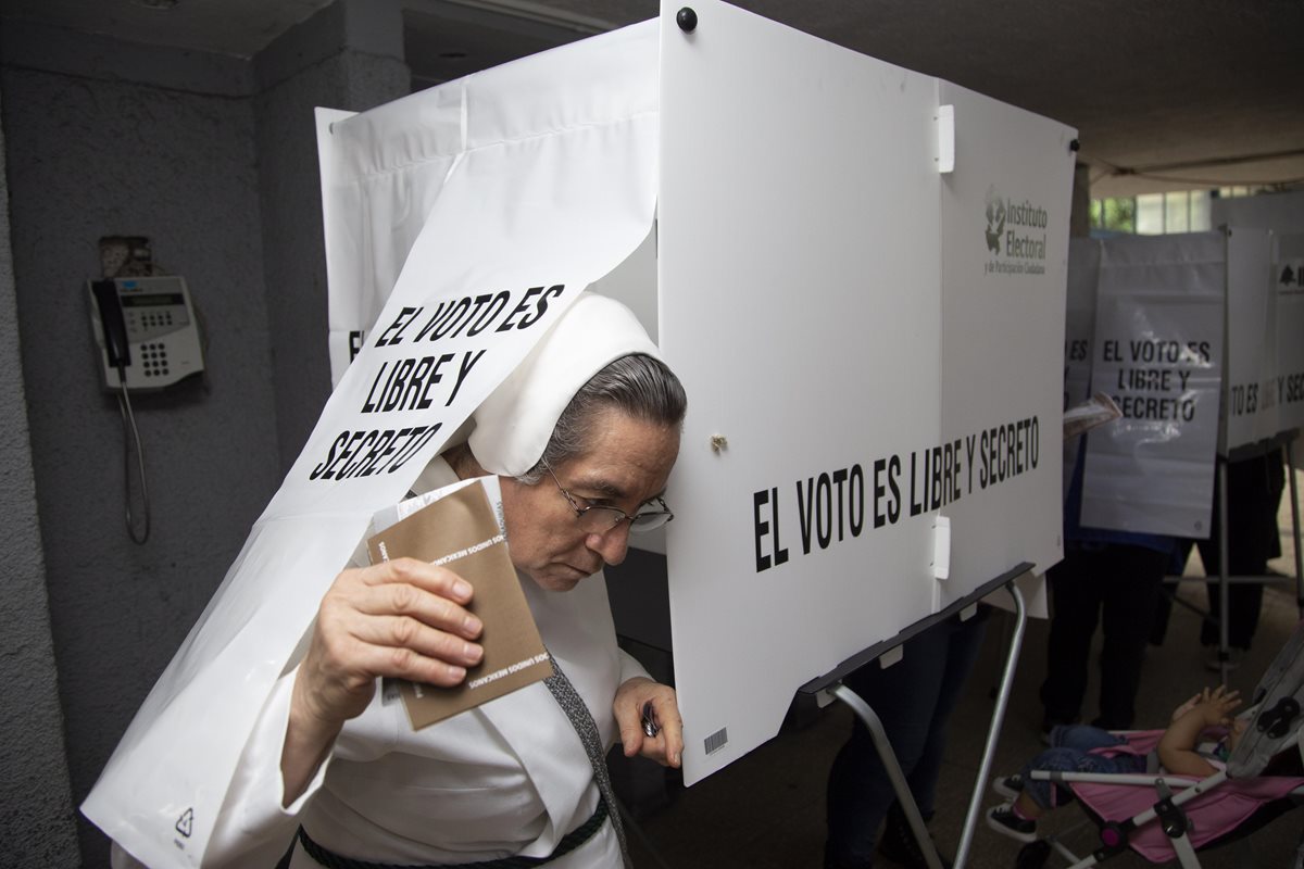 Una religiosa acude a votar durante los comicios de este domingo. (Foto Prensa Libre. EFE)