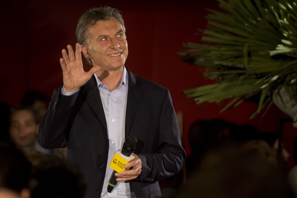 Después de haber quedado segundo en las elecciones de la primera vuelta del pasado 6 de septiembre, Mauricio Macri, ha pasado a encabezar los sondeos. (Foto Prensa Libre. AFP).