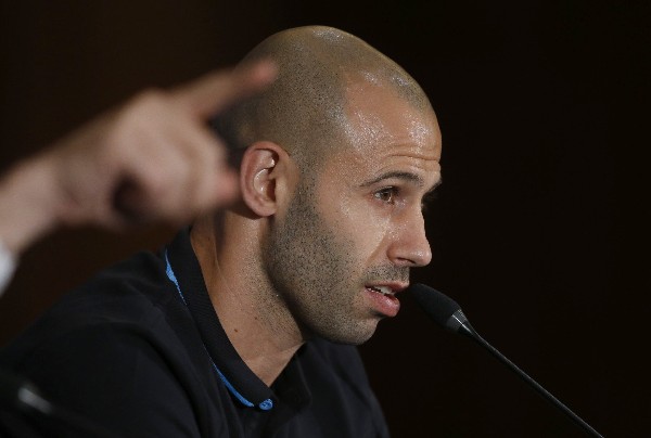 Javier Mascherano asegura que la clasificación está en las manos del Barcelona. (Foto Prensa Libre: EFE)