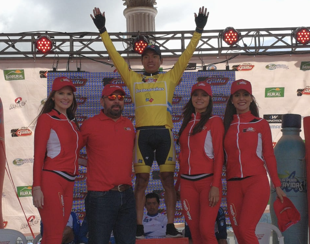 Alfredo Ajpacajá seguirá como líder de la 58 Vuelta a Guatemala por una etapa más. (Foto Prensa Libre: Carlos Vicente)