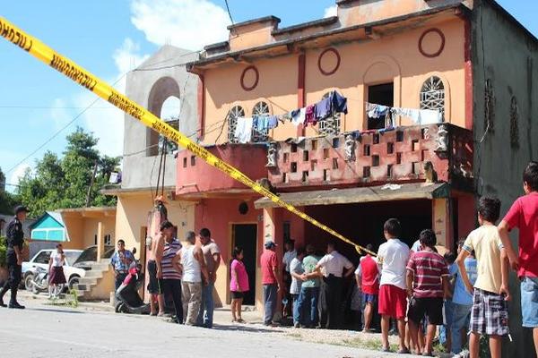 Curiosos observan el lugar donde murió Bertruy Tzín. (Foto Prensa Libre: Rigoberto Escobar)