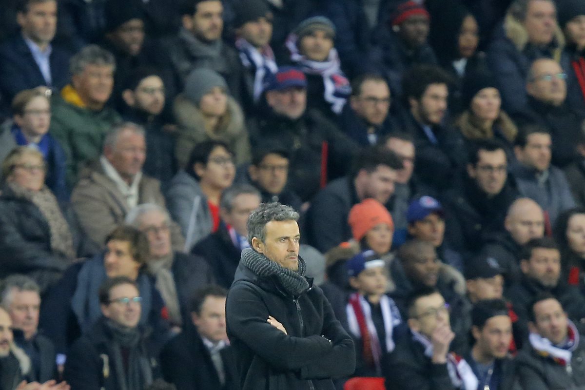 Luis Enrique, técnico del FC Barcelona, observa el partido que su equipo perdió por goleada 4-0 contra el PSG en la Liga de Campeones de Europa. (Foto Prensa Libre: AP)