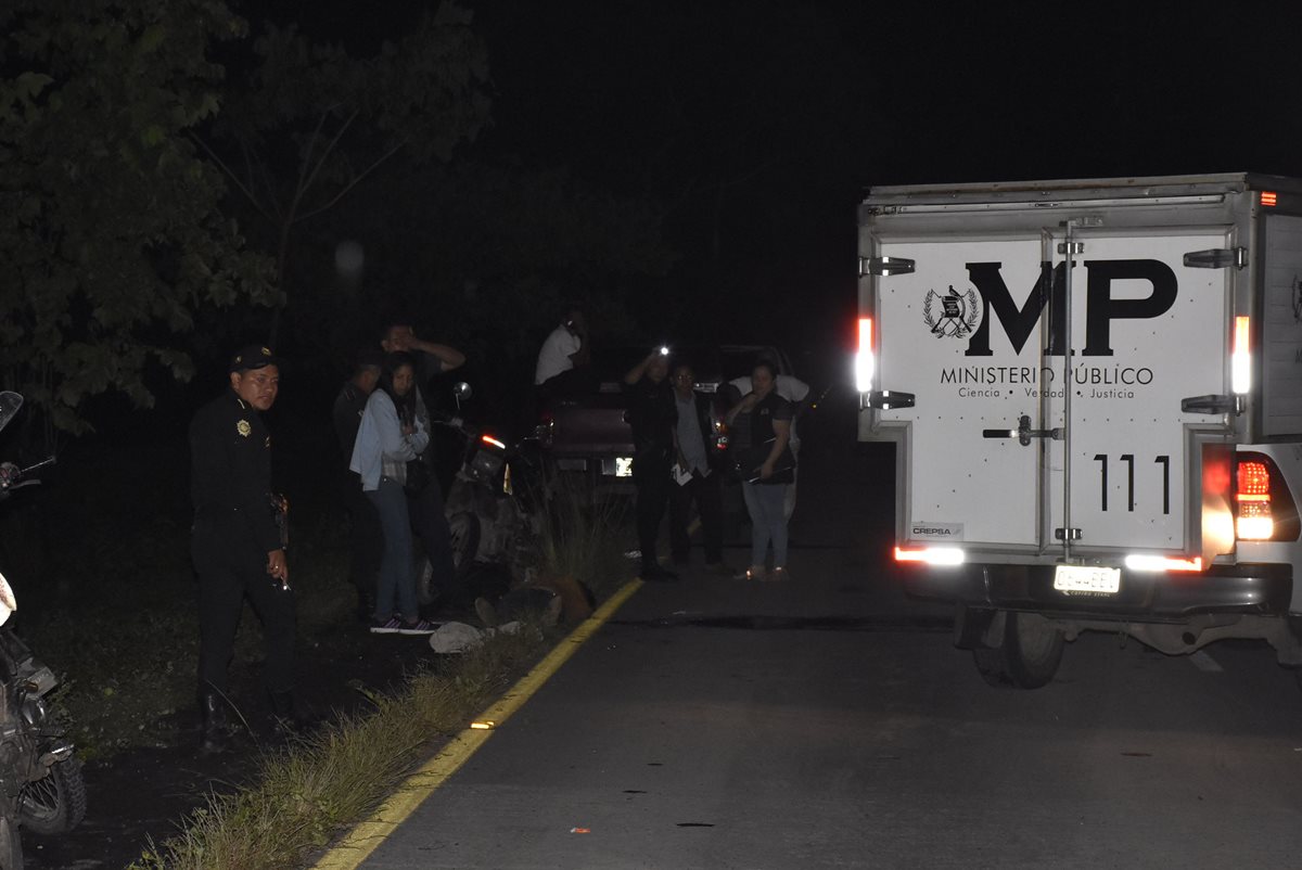 Policías vigilan el área donde ocurrió el primer ataque armado, en el km 92 de la ruta a Puerto Quetzal. (Foto Prensa Libre: Enrique Paredes).