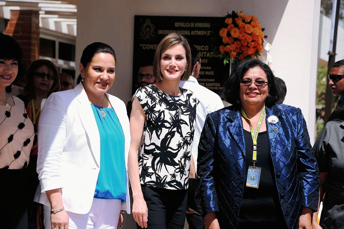 La reina  Letizia Ortiz, (cen) visita  la Universidad Nacional Autonoma de Honduras. (Foto Prensa Libre: AFP)